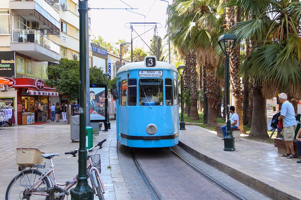 Toeristentreintje in het centrum van Antalya