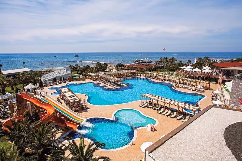 De zwembaden van Arcanus Side Resort in Sorgun