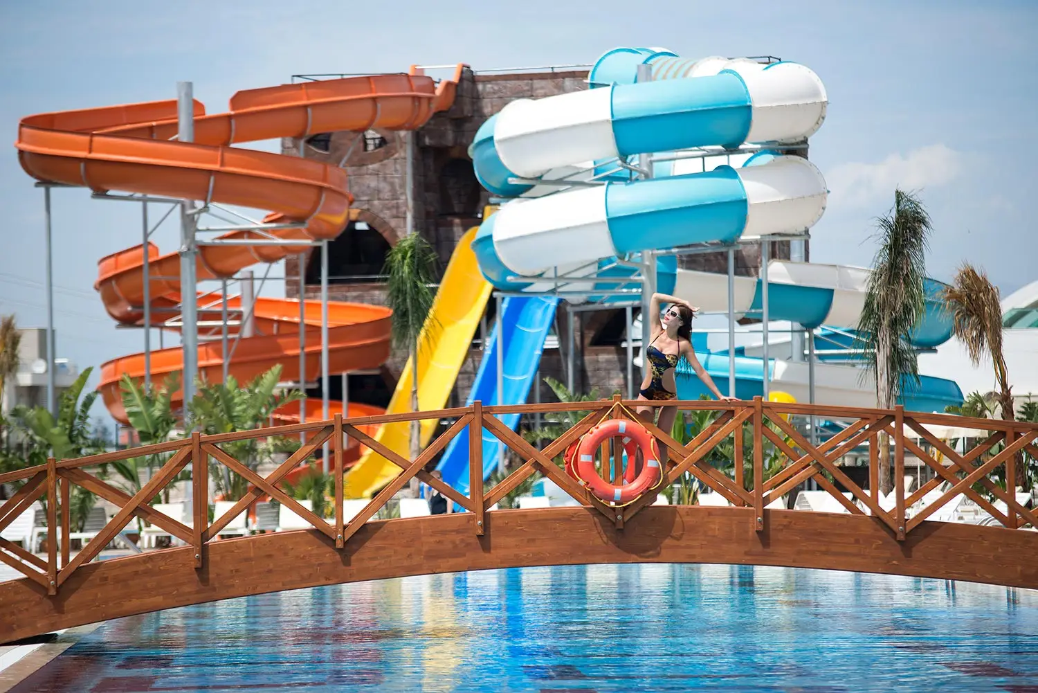 Aquapark met gekleurde glijbanen en zwembad van Wyndham Garden Lara