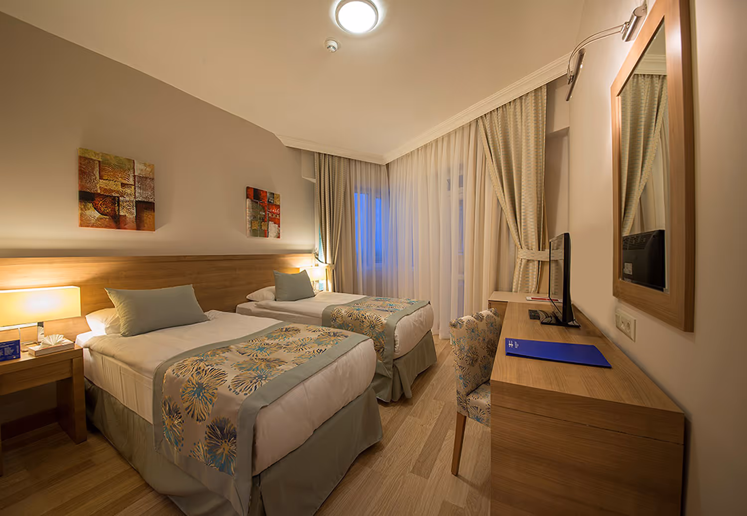 Slaapgedeelte van de superior kamer in Wyndham Garden Lara