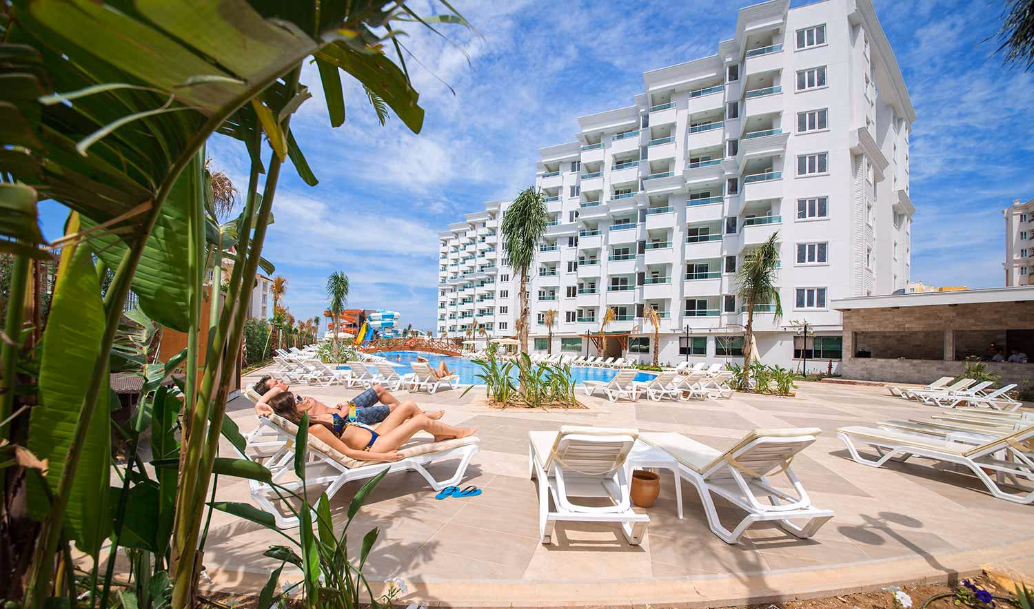 Zwembad met ligbedden en palmbomen bij Wyndham Garden Lara in Lara, Antalya