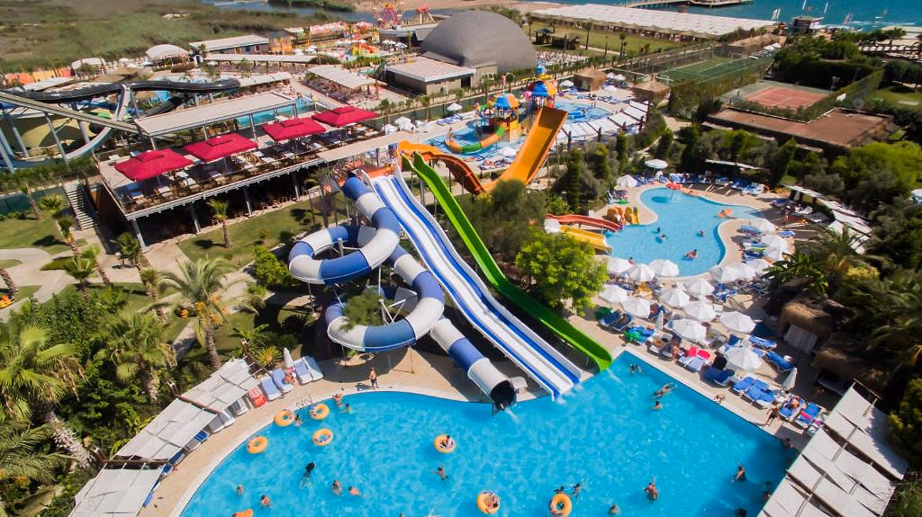 Luchtfoto van Saturn Palace Resort met glijbanen en een zwembad