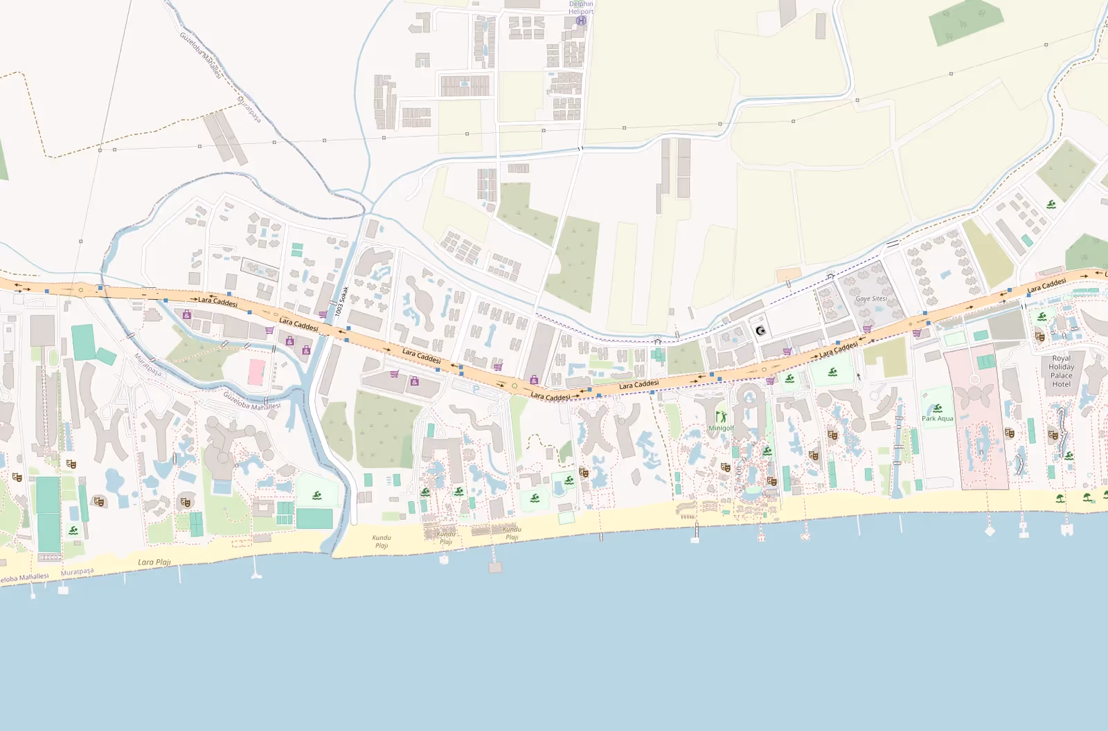 Gedetailleerde kaart van de Lara Caddesi in Kundu bij Antalya met de ligging van Wyndham Garden Lara, Ramada Resort Lara, het winkelcentrum Akkapark en het strand aan de zeekant van de weg