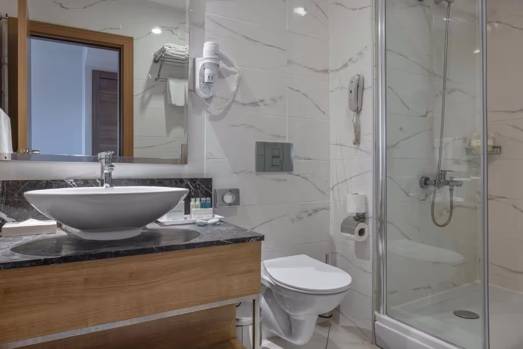 Badkamer van een kamer in Wyndham Garden Lara