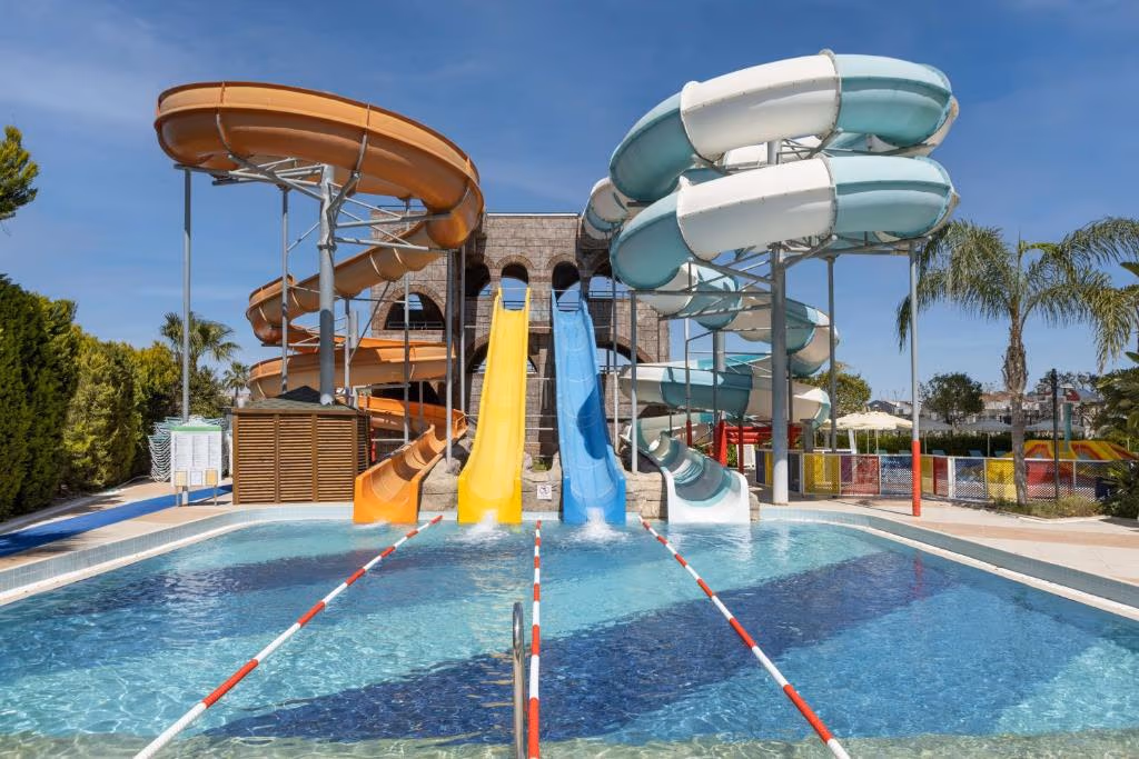 Aquapark met glijbanen van Wyndham Garden Lara