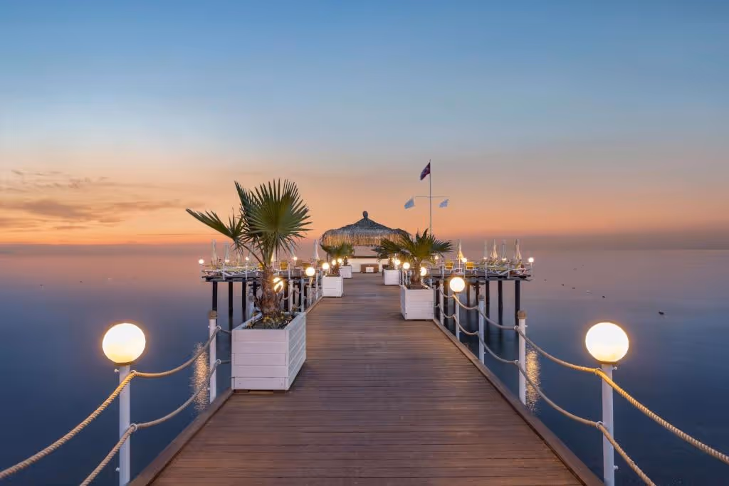 Pier met terras bij Wyndham Garden Lara