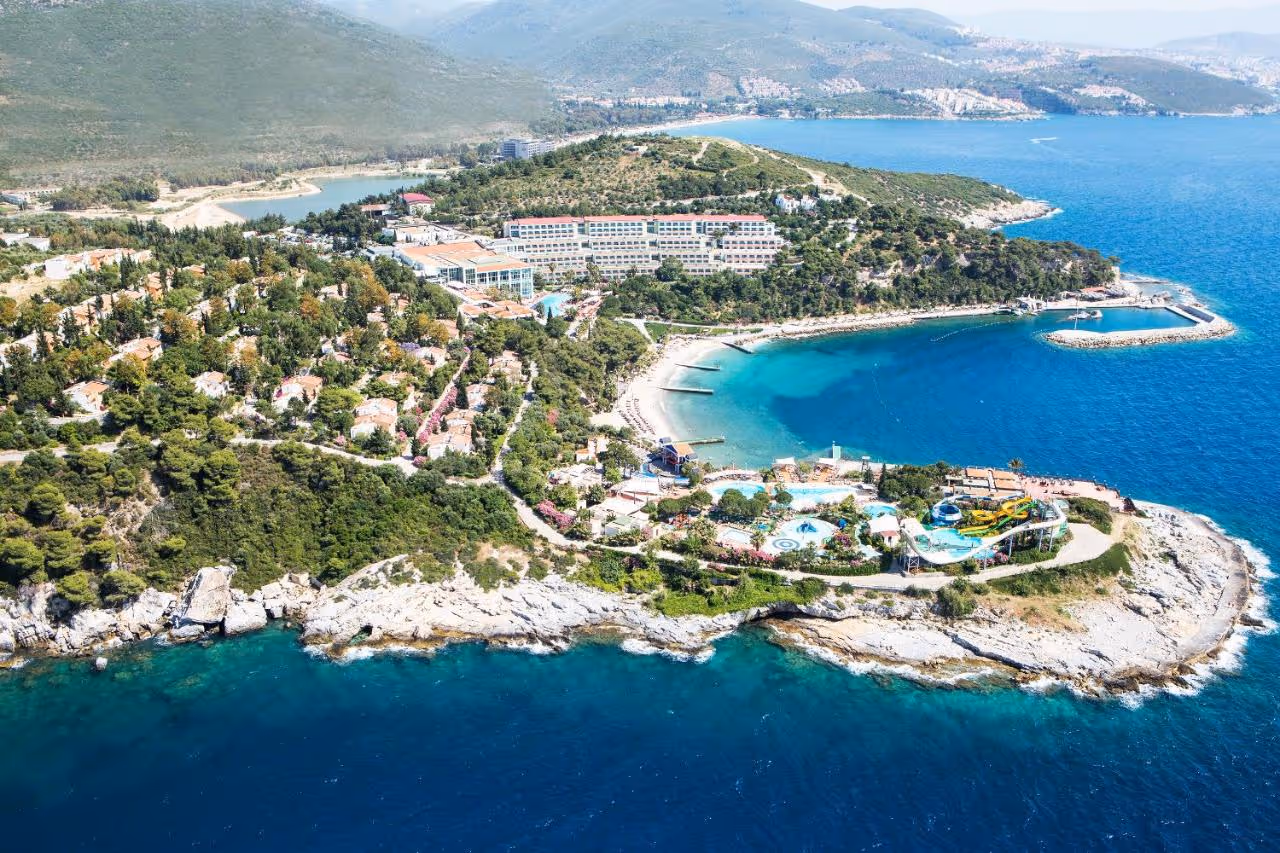 Pine Bay Holiday Resort bij Kuşadası met baden en tuinen aan de Egeïsche Zee