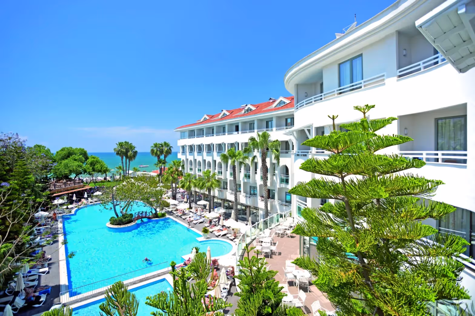 Het zwembad voor de lichte gebouwen van Side Star Beach Hotel in Side